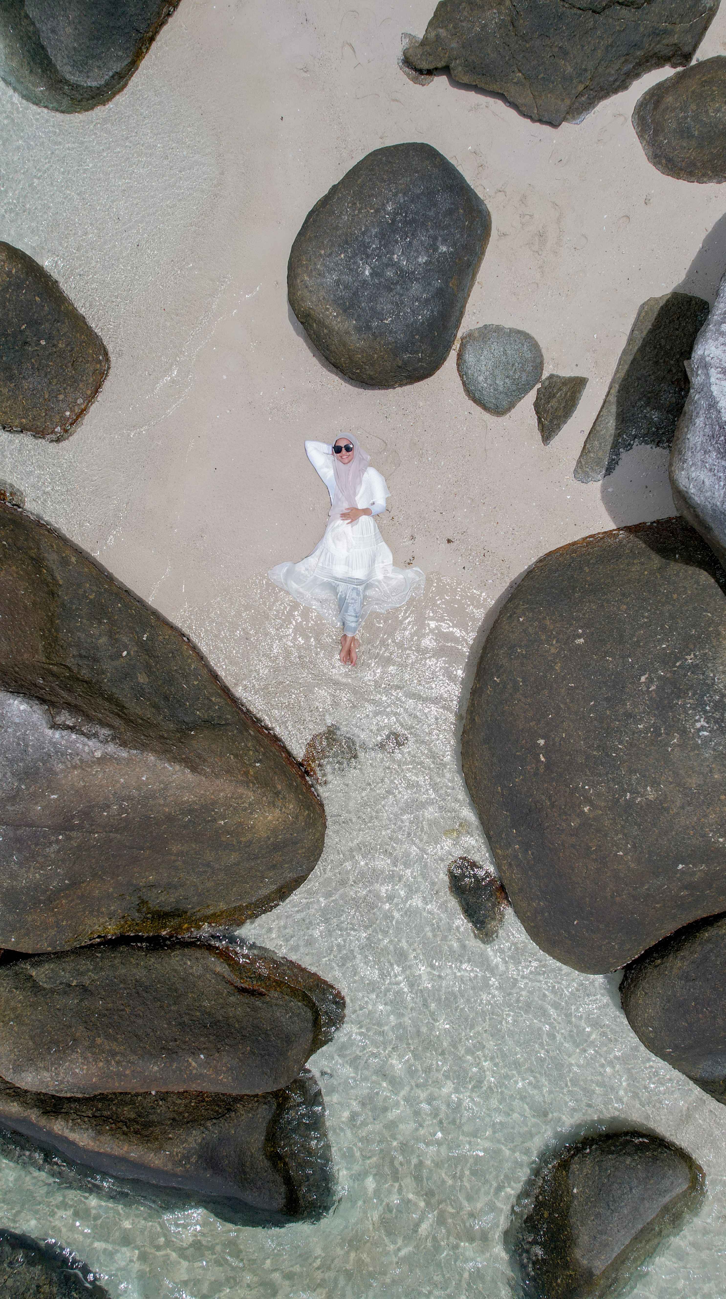 Ocean breeze, carefree ease.